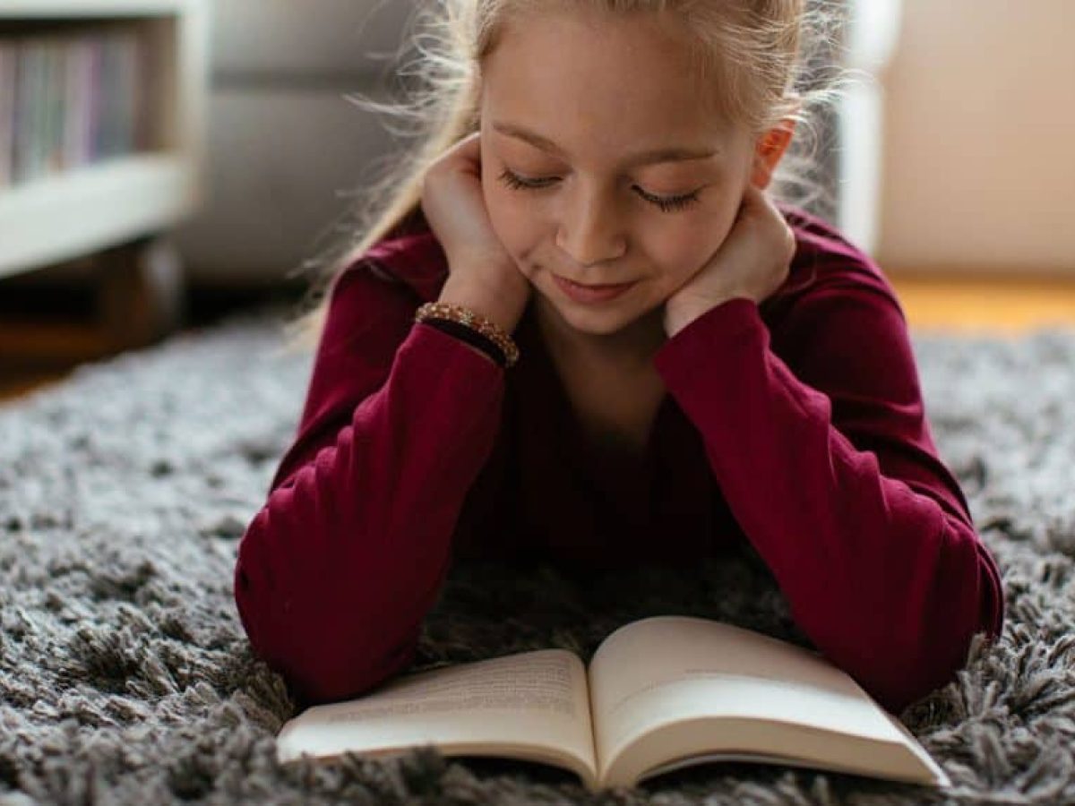 5 μικρές συνήθειες που βοηθούν τα παιδιά να αγαπήσουν το διάβασμα