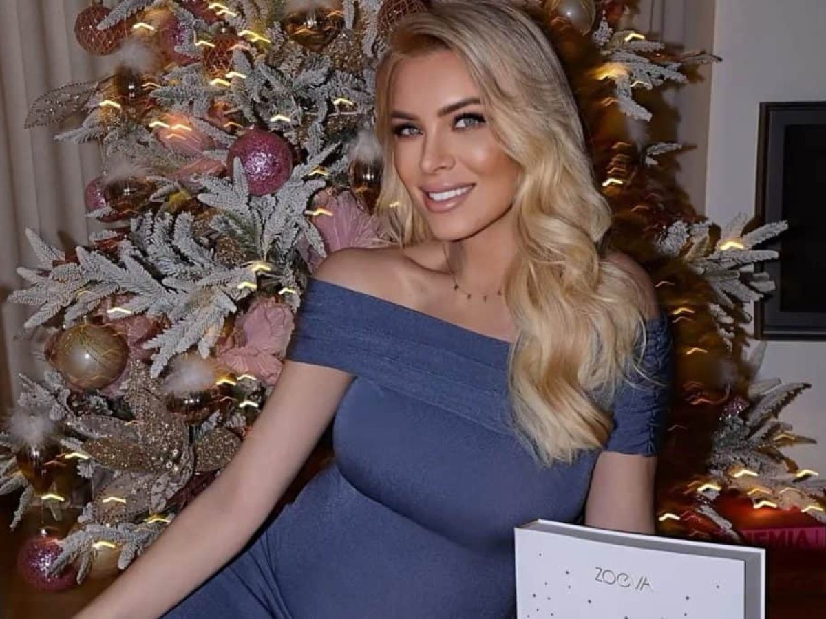 Κατερίνα Καινούργιου: Η νέα φωτογραφία με φουσκωμένη κοιλίτσα μπροστά από το χριστουγεννιάτικο δέντρο