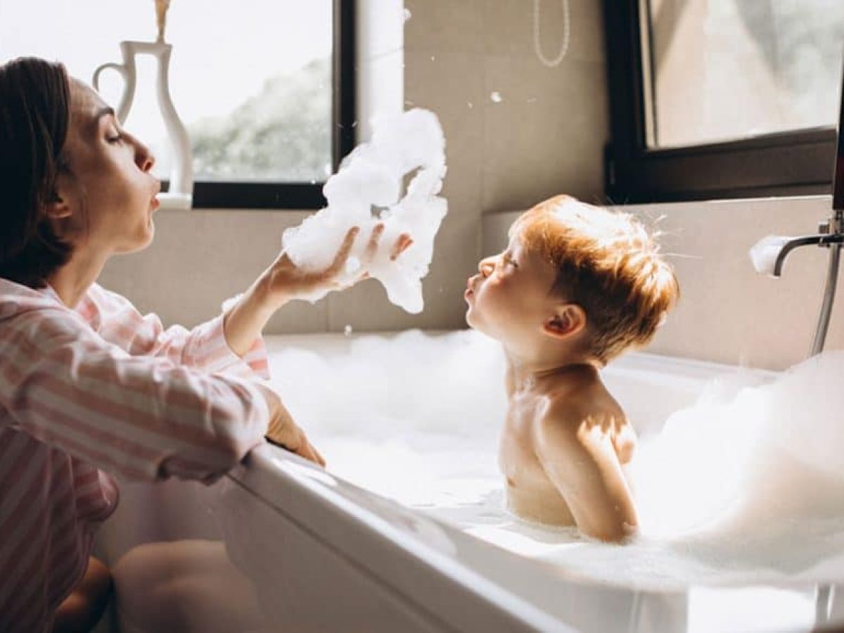 Κάθε πότε πρέπει να κάνουν μπάνιο τα παιδιά; Η πραγματική απάντηση που δίνουν οι παιδίατροι