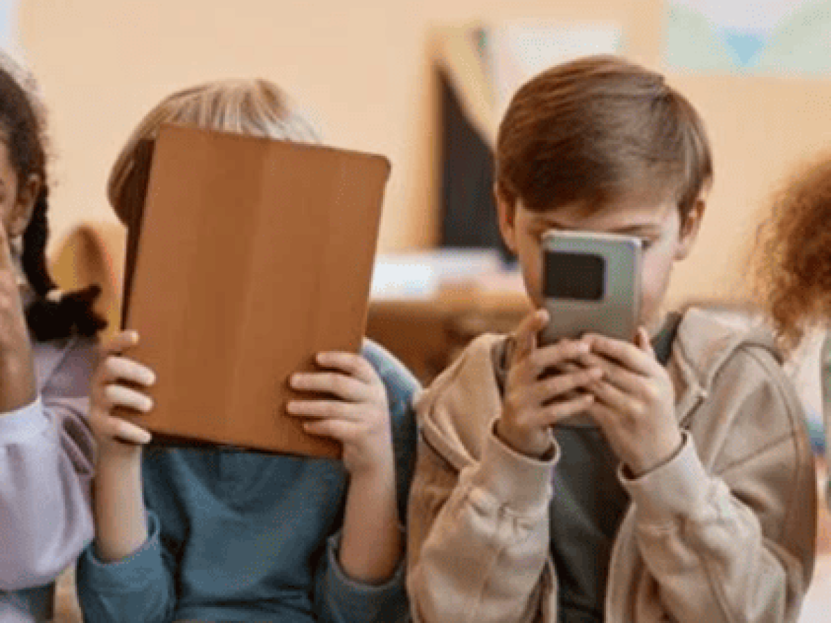 Οθόνες και Παιδική Ανάπτυξη: Πού Τραβάμε τη Γραμμή;