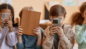 Οθόνες και Παιδική Ανάπτυξη: Πού Τραβάμε τη Γραμμή;