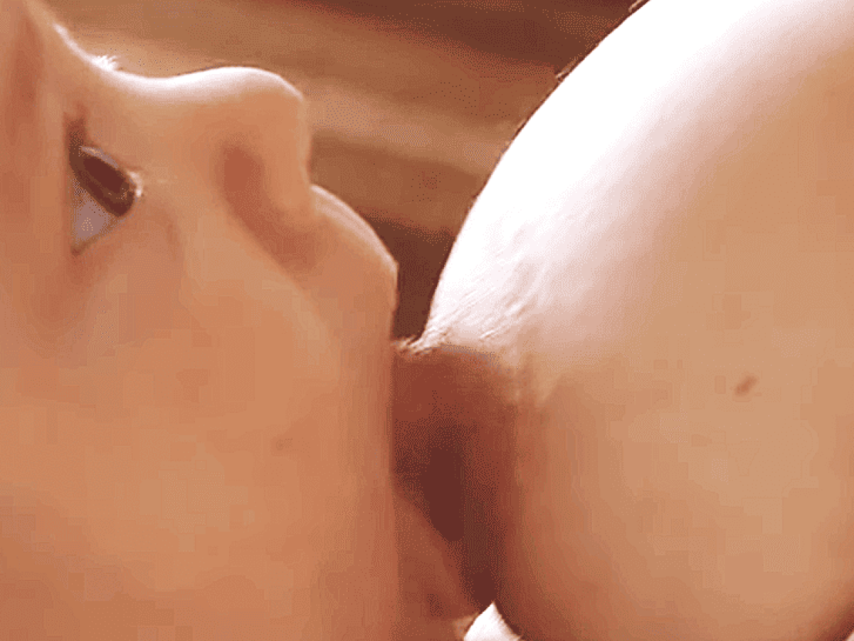 Πώς βοηθάμε ένα μωρό να ανοίξει διάπλατα το στόμα του για να θηλάσει