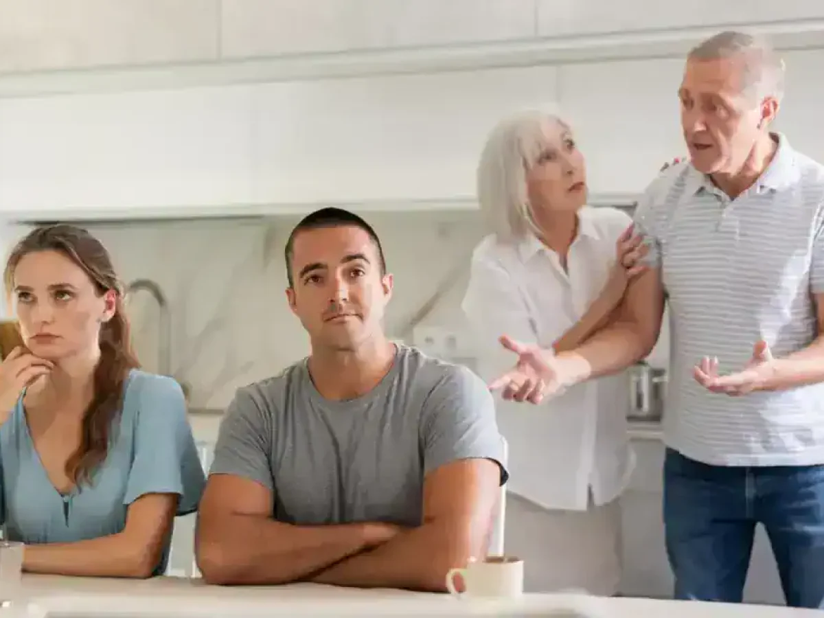 4 σημάδια που δείχνουν ότι τα πεθερικά σου είναι νάρκισσοι και πώς να το διαχειριστείς