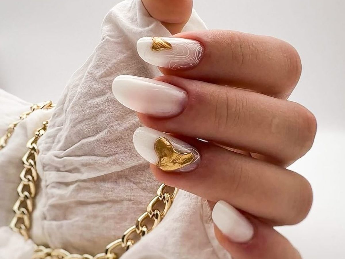 Gold almond nails: Το πιο κομψό μανικιούρ για την Πρωτοχρονιά