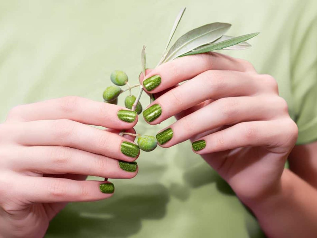 Olive green nails: Η απόχρωση του πράσινου που θα σας χαρίσει τα πιο «πολυτελή» μανικιούρ