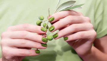 Olive green nails: Η απόχρωση του πράσινου που θα σας χαρίσει τα πιο «πολυτελή» μανικιούρ