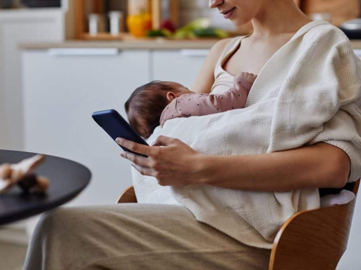 «Scrollάρισμα» την ώρα του θηλασμού: Είναι τελικά τόσο κακό όσο λένε οι ειδικοί;