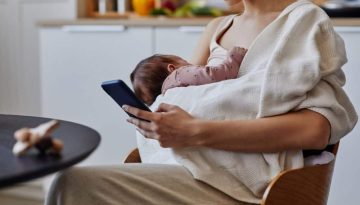 «Scrollάρισμα» την ώρα του θηλασμού: Είναι τελικά τόσο κακό όσο λένε οι ειδικοί;