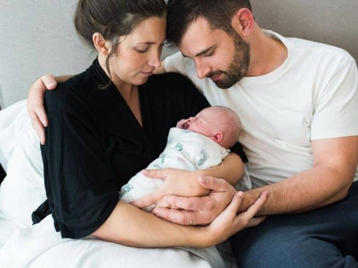 Stand by me: πώς να βοηθήσουν ψυχολογικά οι σύντροφοι τη μητέρα του παιδιού τους μετά τη γέννα