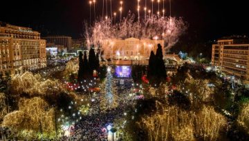 Δήμος Αθηναίων: Παραμονή Πρωτοχρονιάς στο Σύνταγμα με Κωστή Μαραβέγια, Ρένα Μόρφη, Νίκο Μουτσινά και Τόνια Σωτηροπούλου