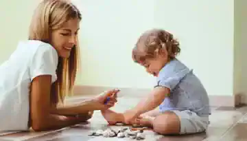 Γιατί τα 10 λεπτά ήρεμου παιχνιδιού στο πάτωμα είναι ευεργετικά για το παιδί