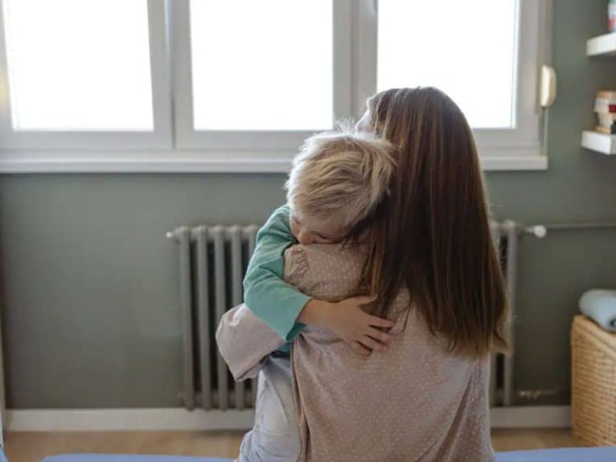 Γιατί το παιδί δεν ξεκολλάει από πάνω σου; Οι πραγματικοί λόγοι που το παιδί ζητά συνέχεια παρουσία και ασφάλεια