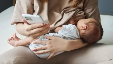 Είναι σωστό να χρησιμοποιείς το κινητό όσο θηλάζεις; Τι λένε οι ειδικοί