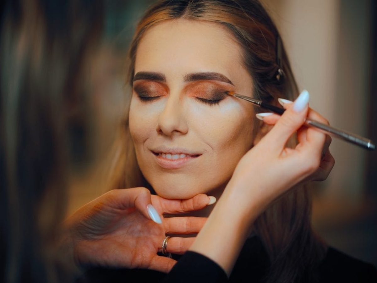 Λαμπερό μακιγιάζ: 4 έξυπνα tips από μια διάσημη makeup artist