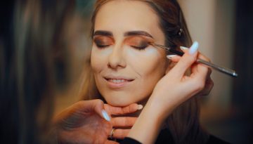 Λαμπερό μακιγιάζ: 4 έξυπνα tips από μια διάσημη makeup artist