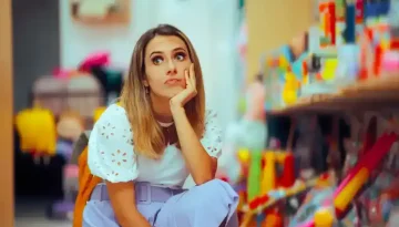 Μαμά και περιεμμηνόπαυση: Πώς τη μπερδεύεις με το γονεϊκό burnout