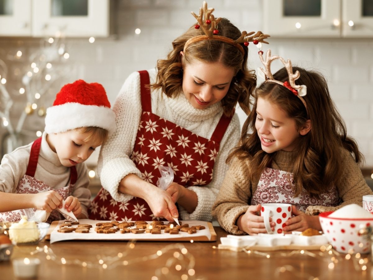 Πρωτοχρονιάτικο τραπέζι: 5 τρόποι να συμπεριλάβετε τα παιδιά στις προετοιμασίες