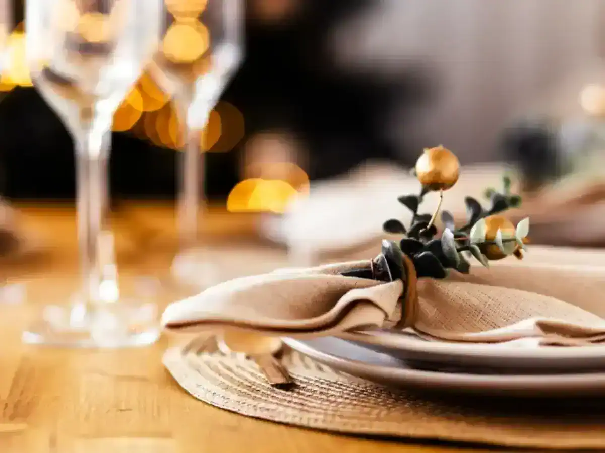 Ρεβεγιόν Πρωτοχρονιάς: Πώς να διακοσμήσετε ένα cool, αλλά άψογο τραπέζι