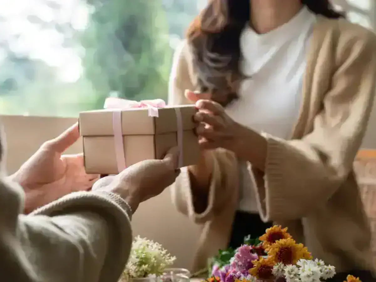 Τα χαρίζεις με την καρδιά σου, αλλά πάνε «κουβά»: 6 τύποι δώρων που καλύτερα να αποφύγεις