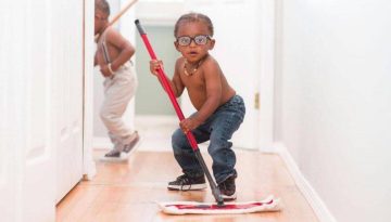 Τι δουλειές μπορεί να κάνει στο σπίτι ένα παιδί ανά ηλικία