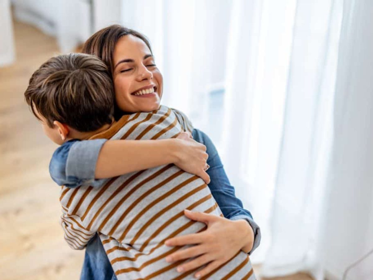 Τι προσφέρει η αγκαλιά μας στα παιδιά