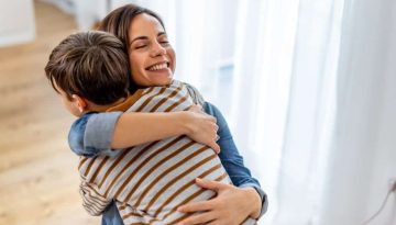 Τι προσφέρει η αγκαλιά μας στα παιδιά