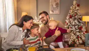 Το πρώτο πρωτοχρονιάτικο τραπέζι του μωρού: Τι μπορεί να φάει με ασφάλεια