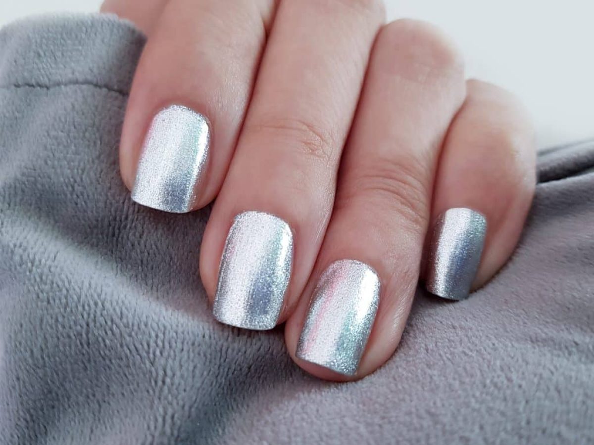 Ασημί νύχια: Είναι το nude των γιορτών;