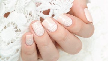 Lace nails: Το πιο ρομαντικό mani του χειμώνα