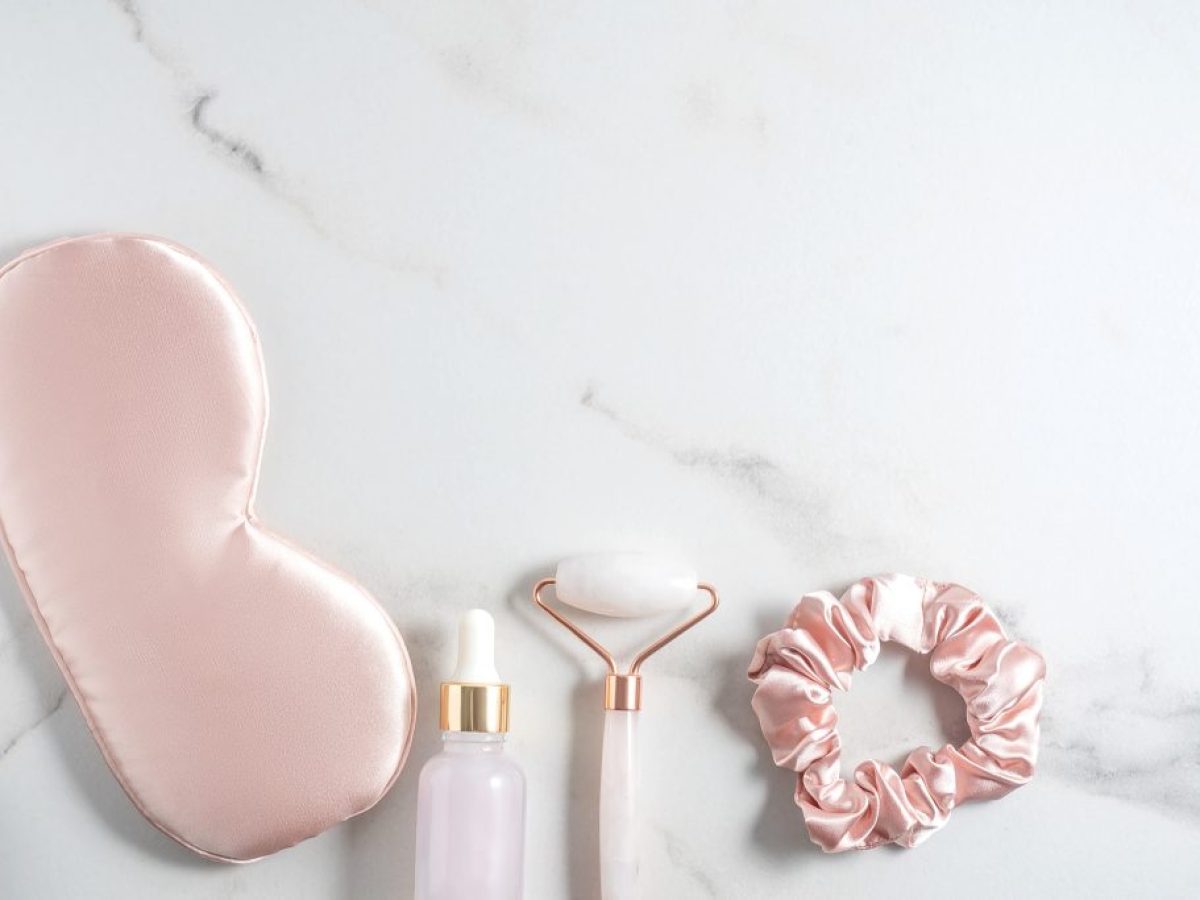 Skincare: Πώς θα φαίνεστε λιγότερο κουρασμένες με 3 απλά βήματα