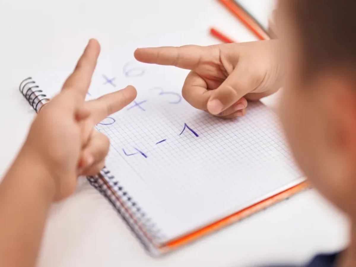 To παιδί μετράει στα δάχτυλα: Τι σημαίνει αυτό για τις δεξιότητές του στα μαθηματικά;