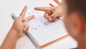 To παιδί μετράει στα δάχτυλα: Τι σημαίνει αυτό για τις δεξιότητές του στα μαθηματικά;