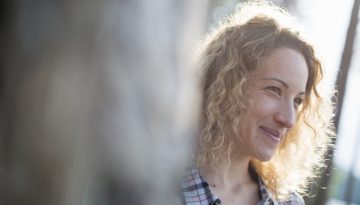 Εγκυμοσύνη μετά τα 35: Γιατί δεν πρέπει να φοβάσαι την ταμπέλα της «προχωρημένης ηλικίας» (και τα απρόσμενα οφέλη που σε… ξανανιώνουν)