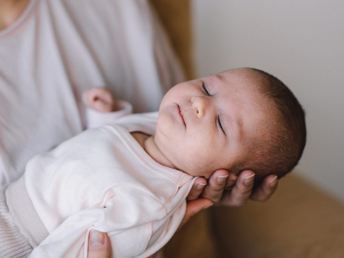 Εκπαίδευση ύπνου μωρού: Η «αθέατη» δουλειά που κανείς δεν σου λέει (και πώς να μην «καείς» στην προσπάθεια)