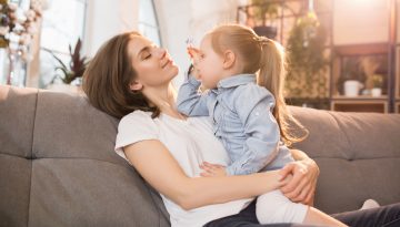 Ένα «μπράβο» ή ένα δώρο; Τι βοηθά πραγματικά το παιδί;