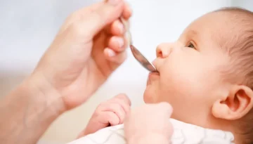 ΕΟΦ: Προσοχή σε σιρόπι για βρέφη – Οι κίνδυνοι και οι εξαιρέσεις