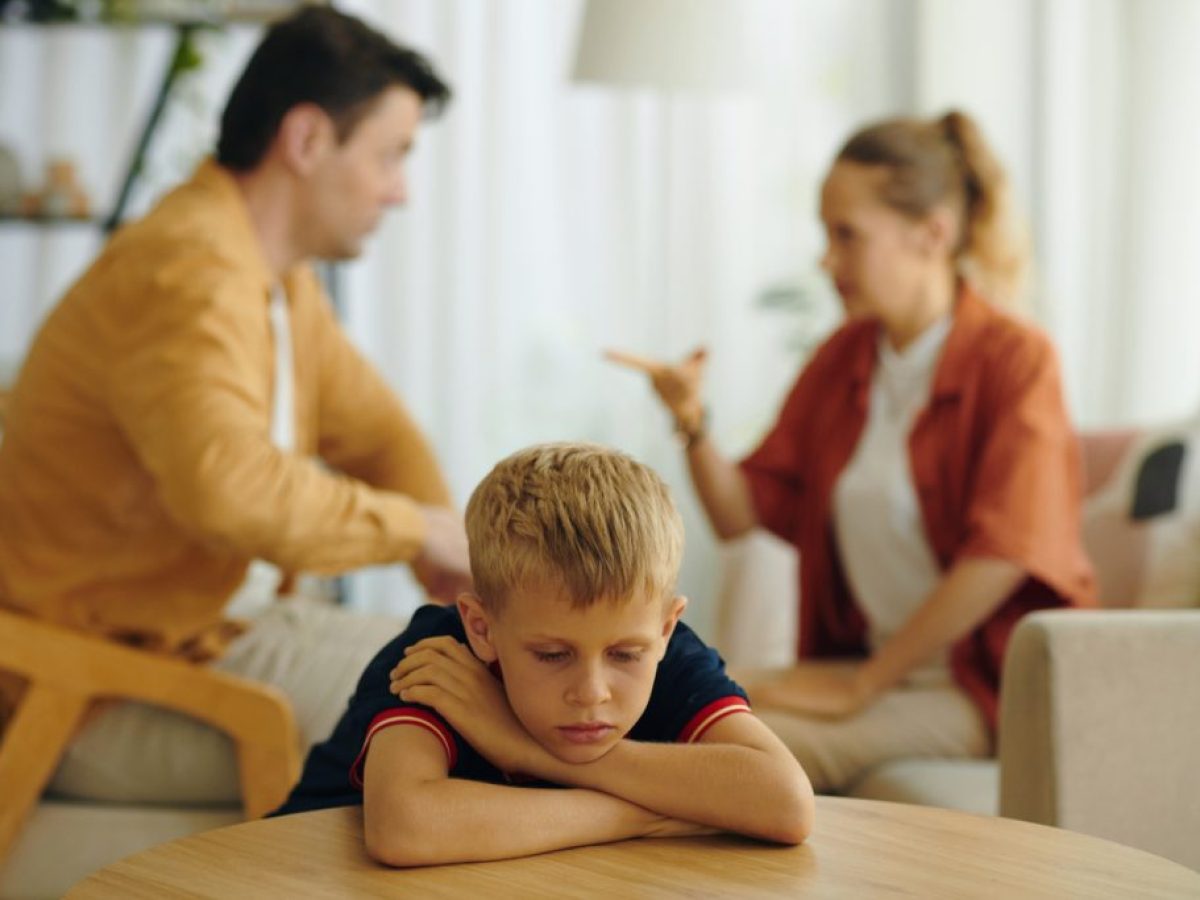 Εσύ αυστηρή, εκείνος χαλαρός; Πώς να μεγαλώσετε το παιδί σας όταν οι διαφωνίες γονέων για την ανατροφή «ανάβουν φωτιές» στο σπίτι