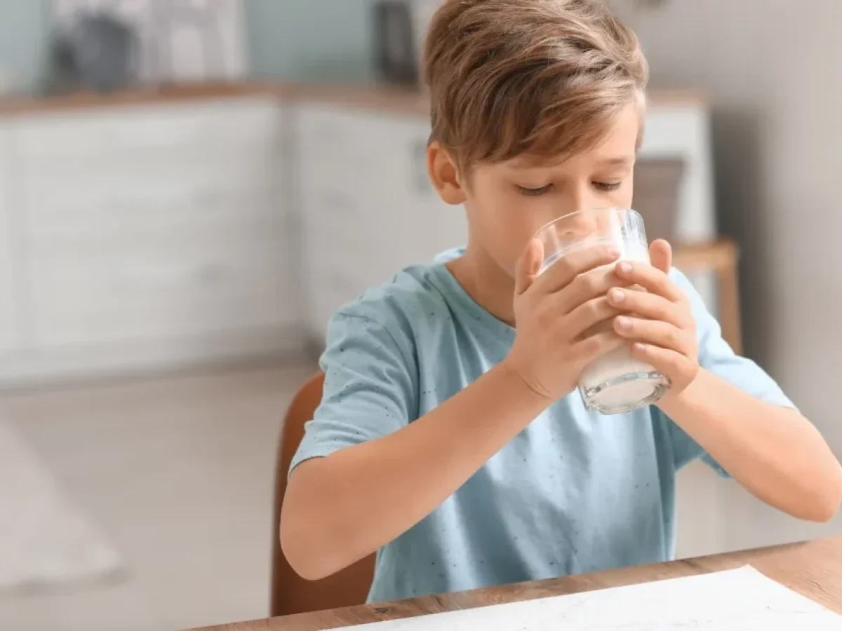 Γάλα και ύψος παιδιού: Συνδέονται τελικά μεταξύ τους; Η απάντηση του παιδιάτρου