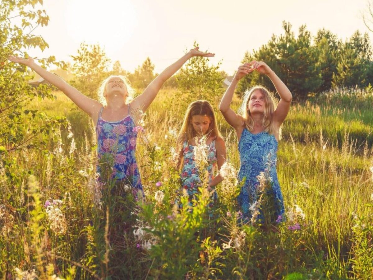 Γιατί τα κορίτσια μπαίνουν στην εφηβεία όλο και νωρίτερα – Ποιοι είναι οι κίνδυνοι