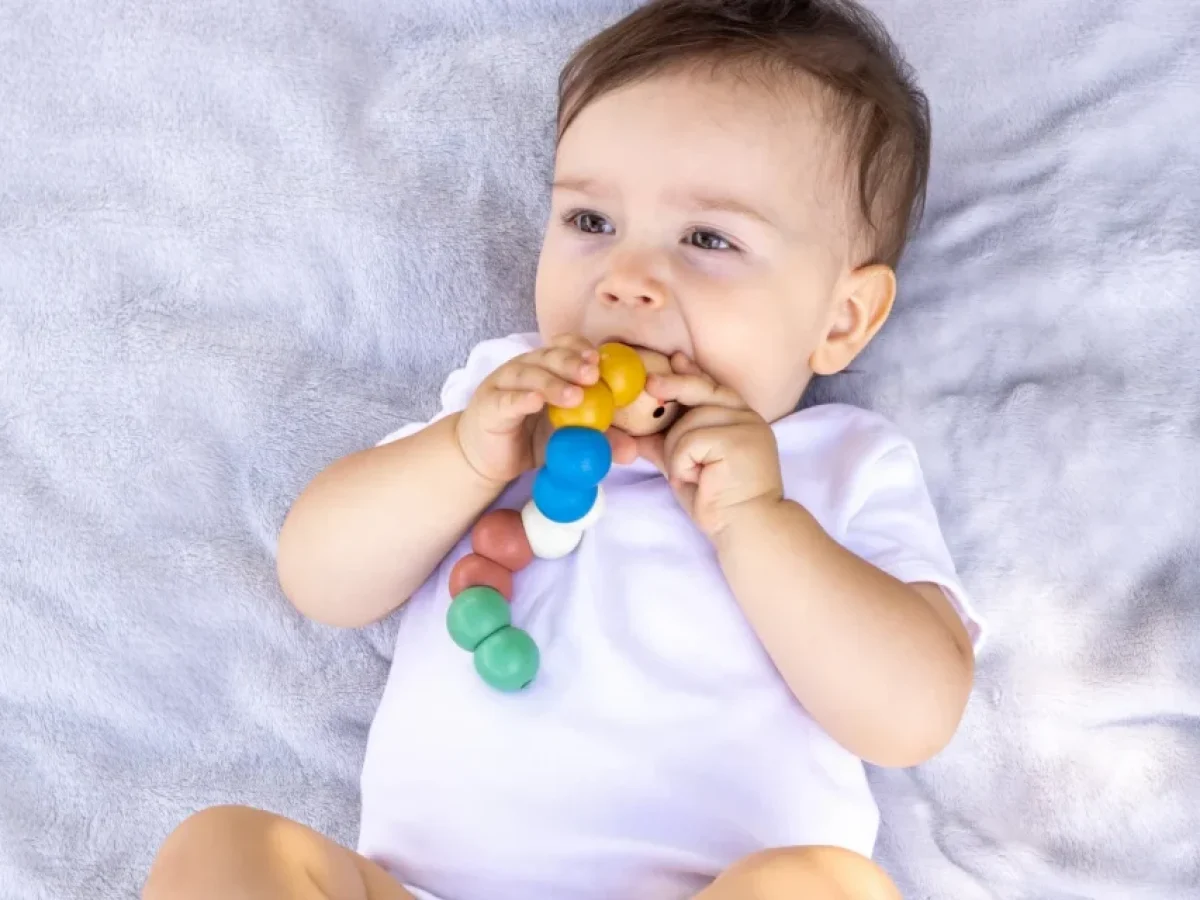 Γιατί τα μωρά βάζουν τα πάντα στο στόμα τους; Οι λόγοι θα σε εκπλήξουν