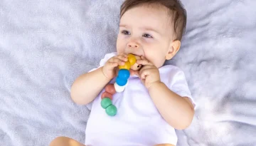 Γιατί τα μωρά βάζουν τα πάντα στο στόμα τους; Οι λόγοι θα σε εκπλήξουν