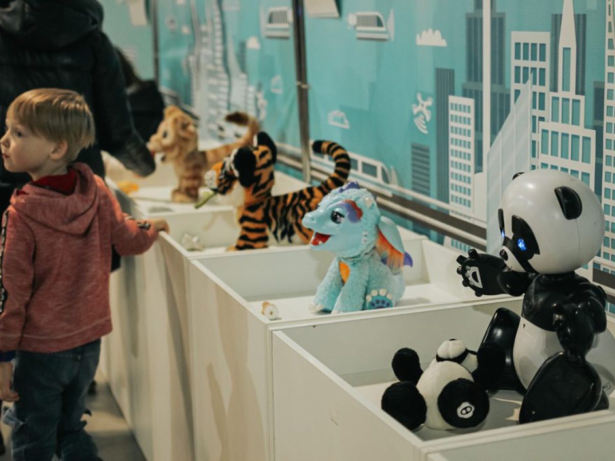 «Μακριά από το παιδικό δωμάτιο»: Γιατί οι ειδικοί προειδοποιούν τους γονείς για τα παιχνίδια τεχνητής νοημοσύνης (και τι κρύβουν πραγματικά)