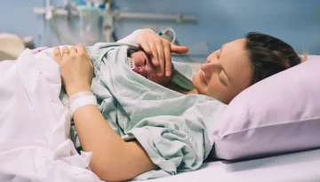 Μαμά γεννά ξαφνικά μόνη στο σπίτι – Viral η απίθανη αντίδραση του 7χρονου γιου της