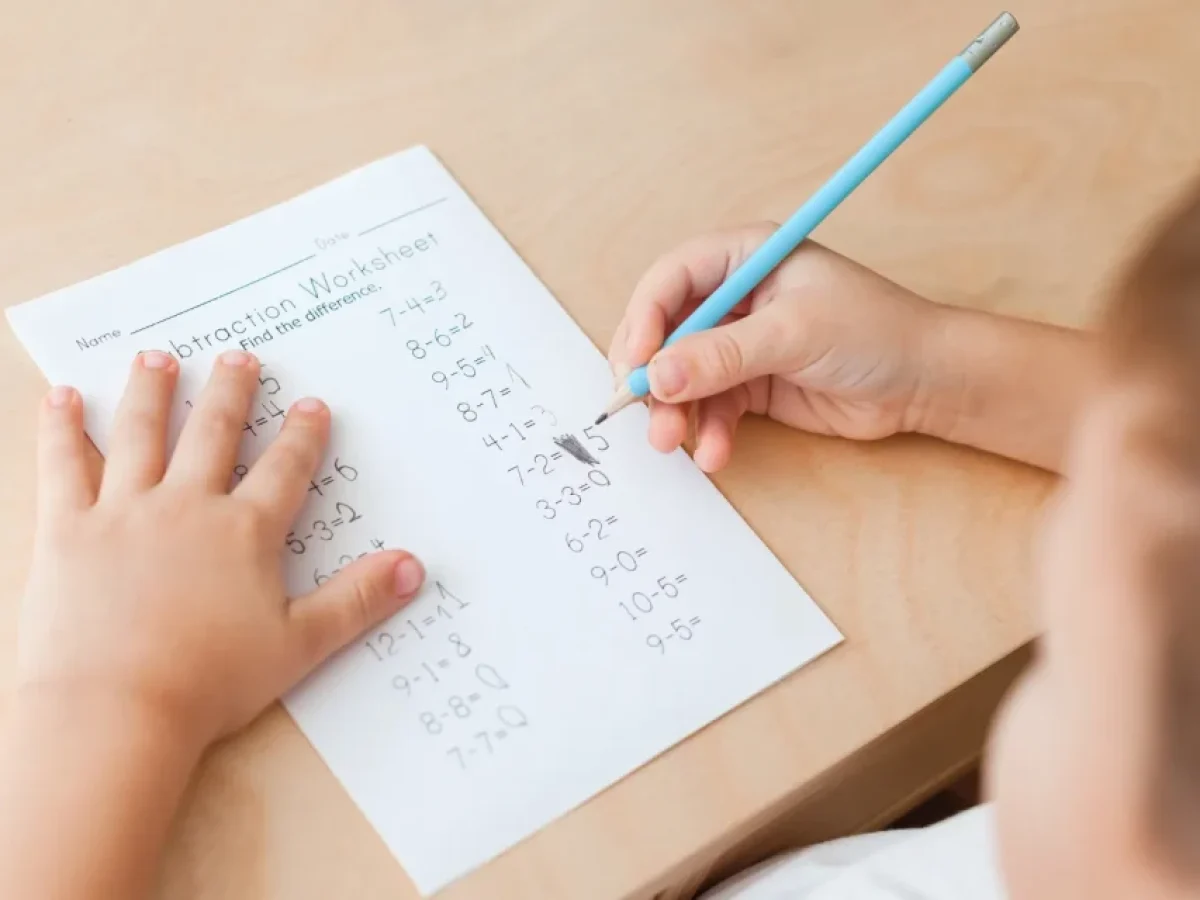 Μαμά βοηθά το πρωτάκι της στα μαθηματικά, η δασκάλα το διορθώνει και το ίντερνετ παθαίνει «τσότσο»