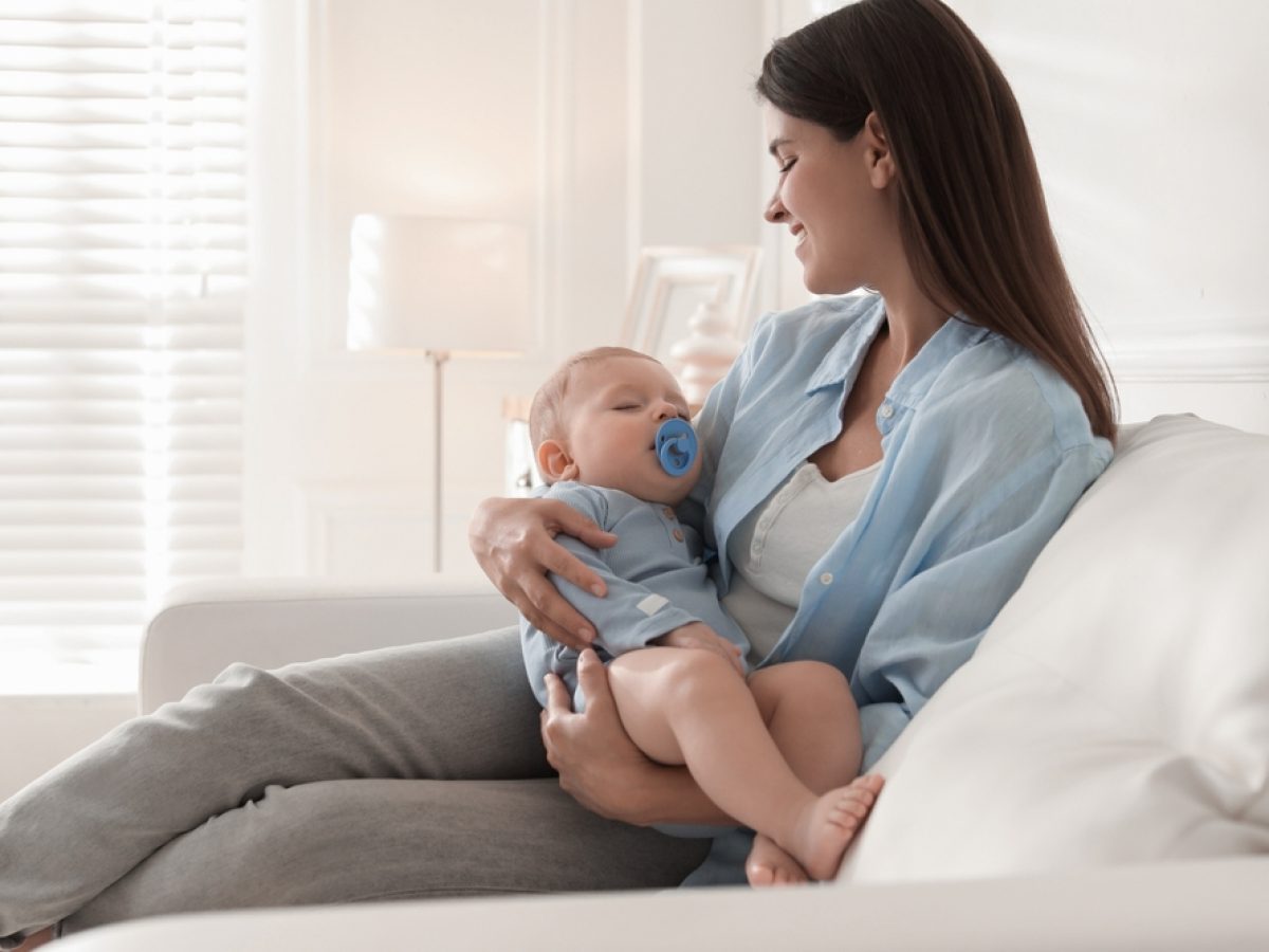 Μωρά και αγκαλιά: Όσο περισσότερο τόσο το καλύτερο, σύμφωνα με την επιστήμη