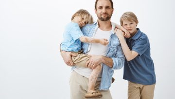Οδηγός για μπαμπάδες: Πώς να μεγαλώσετε γιους που θα σέβονται τα κορίτσια και τις γυναίκες