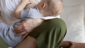 Οσμή σώματος μετά τον τοκετό: Δεν είναι θέμα καθαριότητας – Γιατί συμβαίνει και πώς να το διαχειριστείς