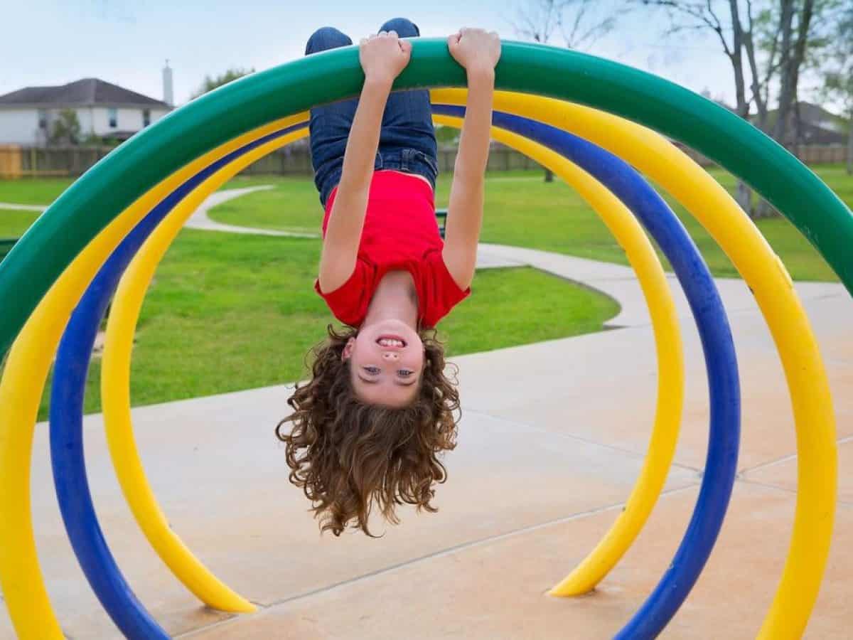 Ποιες φράσεις προτείνει μαμά και οικογενειακή θεραπεύτρια αντί του «πρόσεχε» κατά τη διάρκεια ριψοκίνδυνου παιχνιδιού