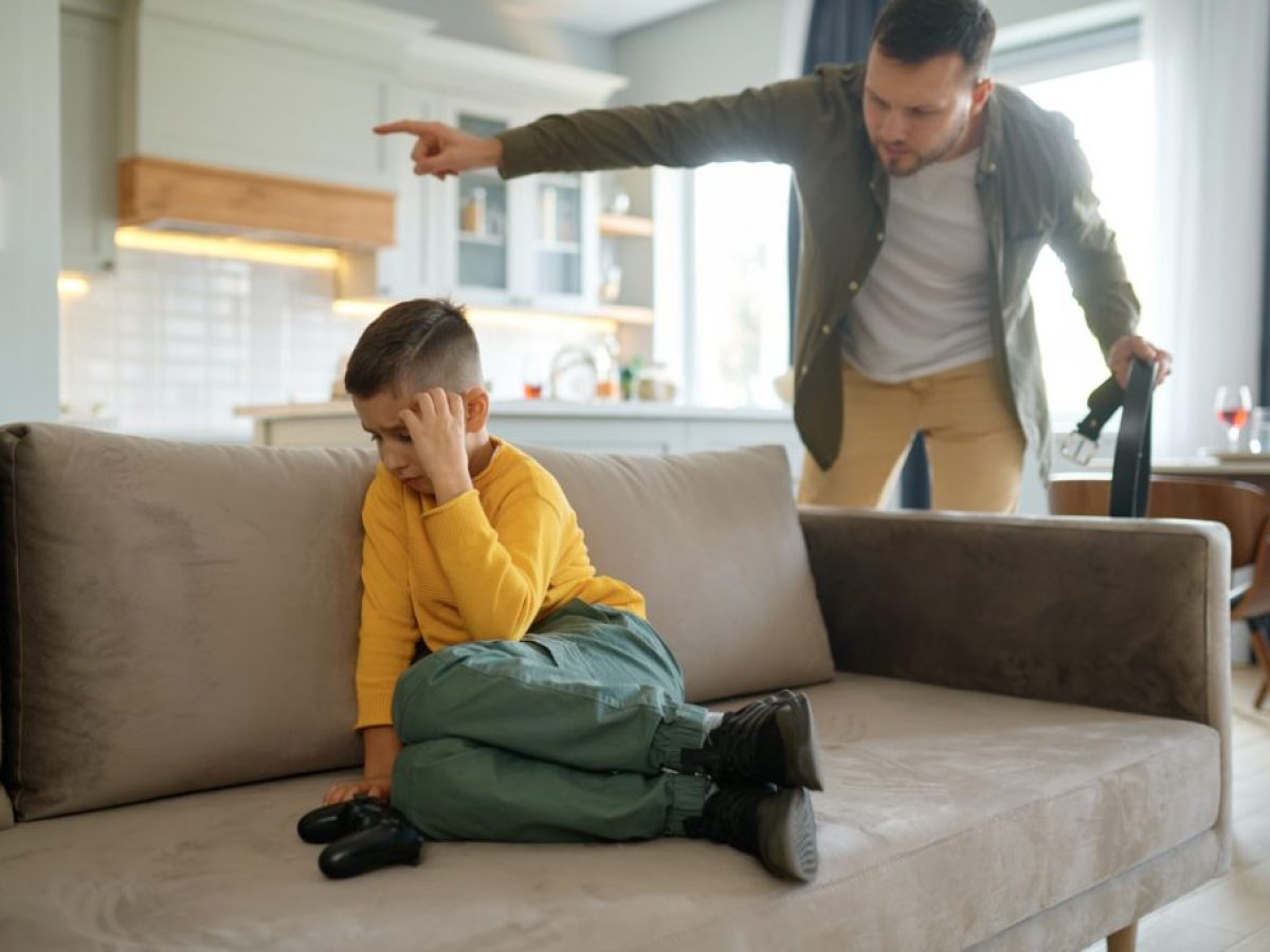 Πειθαρχία χωρίς τιμωρίες: Γιατί οι φωνές δεν «πιάνουν» και πώς να κερδίσετε τον σεβασμό του παιδιού σας (χωρίς μάχες)