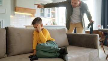 Πειθαρχία χωρίς τιμωρίες: Γιατί οι φωνές δεν «πιάνουν» και πώς να κερδίσετε τον σεβασμό του παιδιού σας (χωρίς μάχες)